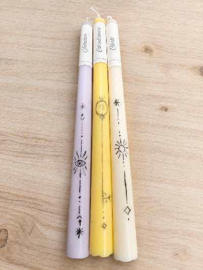  Trois bougies rituels du coffret clairvoyance, une mauve, une jaune et une blanche avec des dessins ésotériques peint à la main
