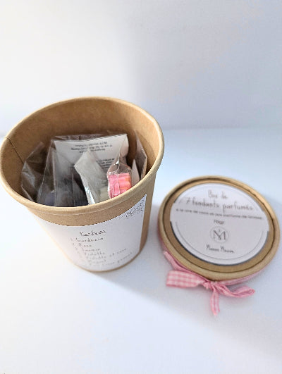 Pot kraft ouvert contenant les fondants de la Box fleurie Maison Mousse, couvercle à côté
