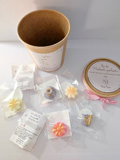 Fondants parfumés floraux Maison Mousse colorés, disposés devant le pot kraft