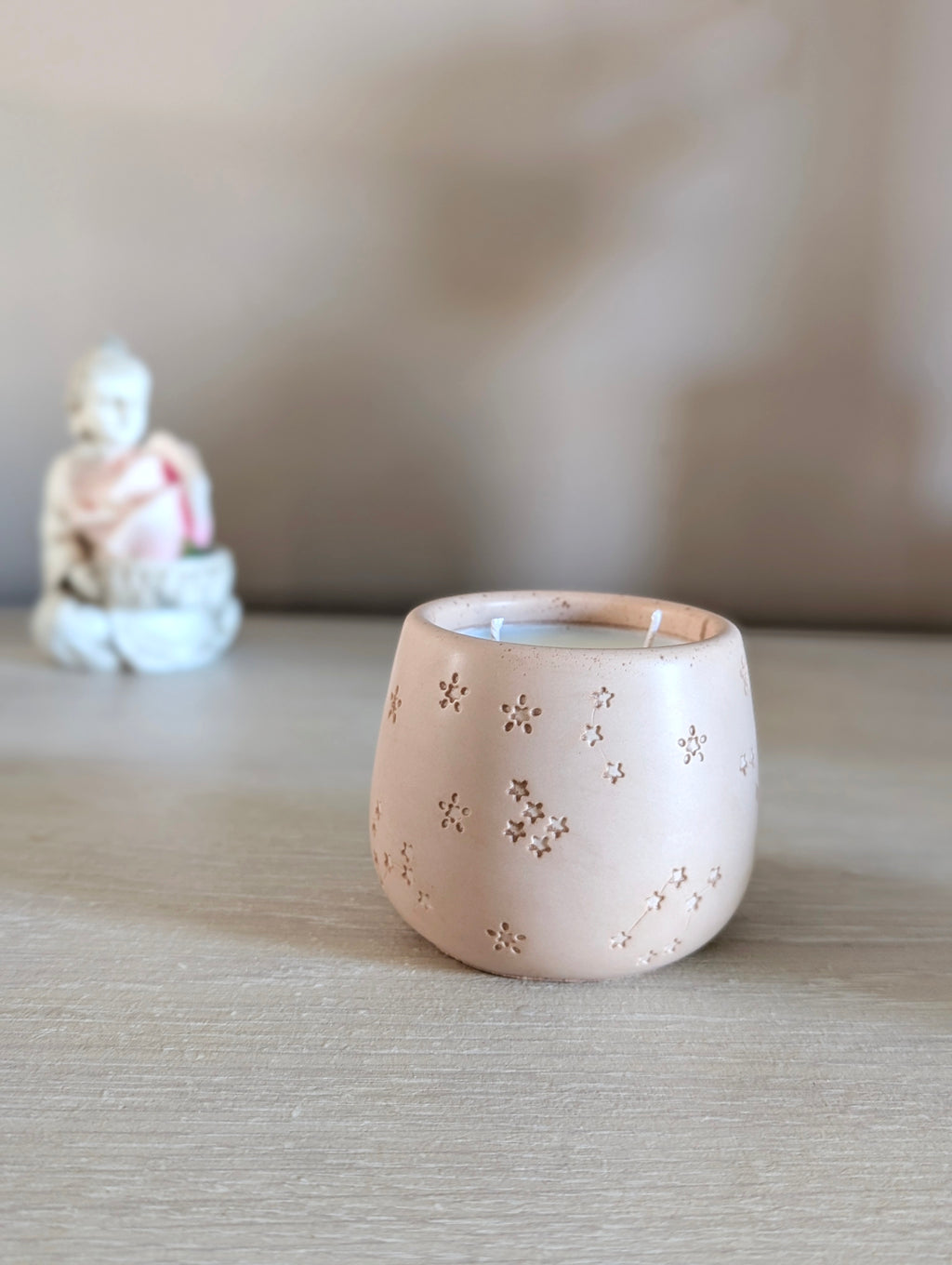 Bougie parfumée artisanale · Cire de soja · Pot en jesmonite • La Veloutée