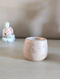 Bougie parfumée artisanale · Cire de soja · Pot en jesmonite • La Veloutée