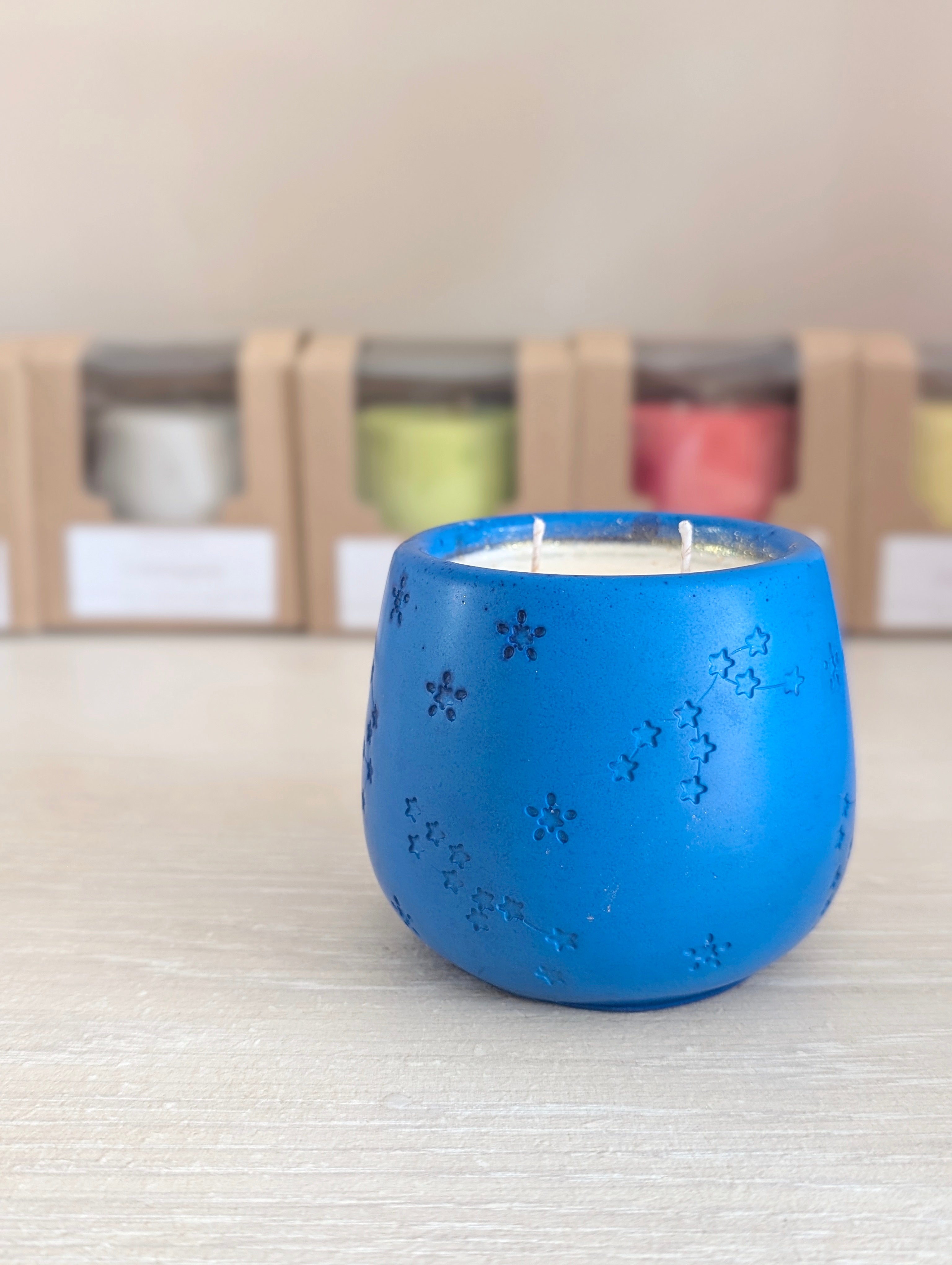 Bougie parfumée artisanale · Cire de soja · Pot en jesmonite • L'Alanguie