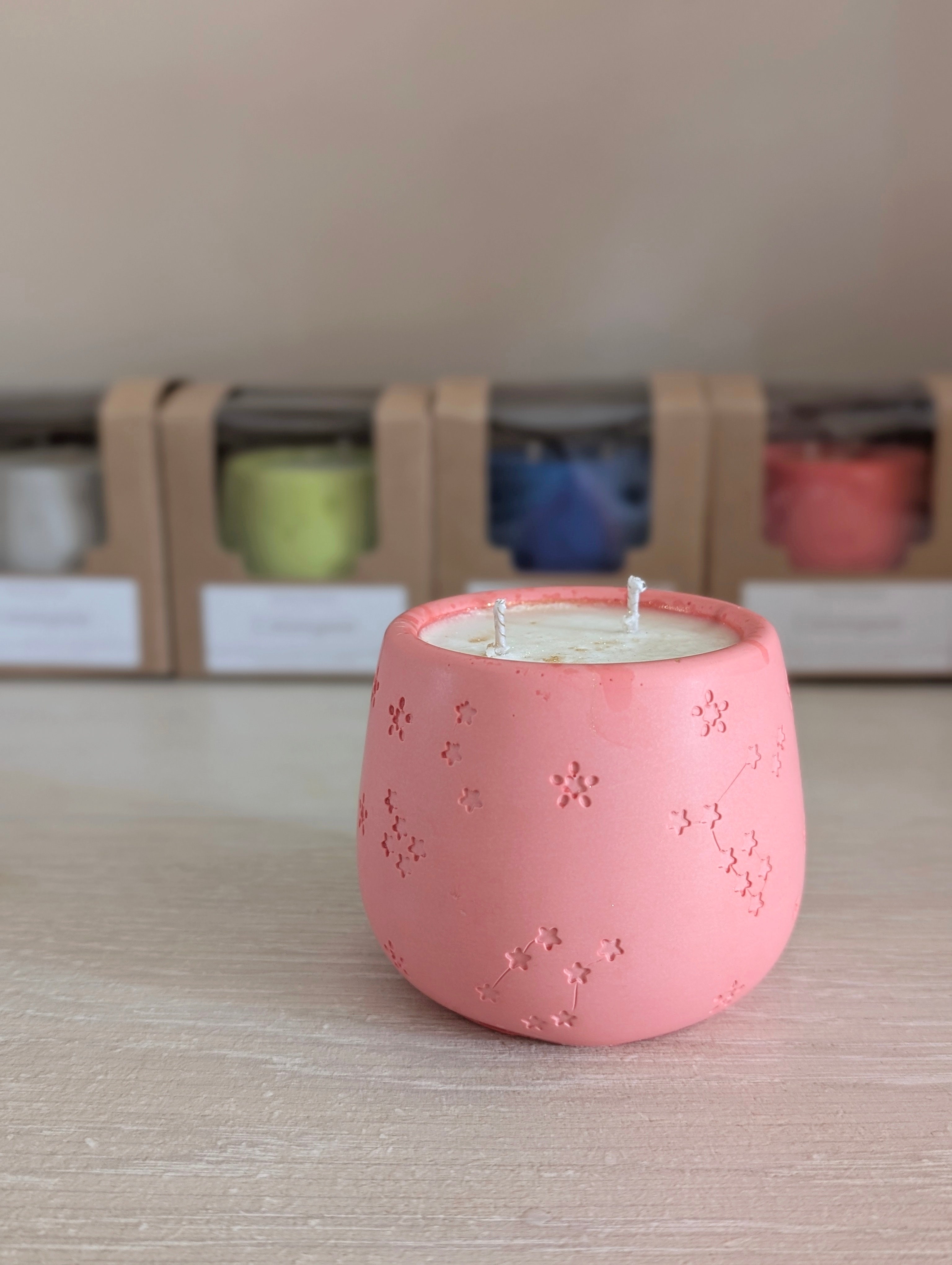 Bougie parfumée artisanale · Cire de soja · Pot en jesmonite • L'Alanguie
