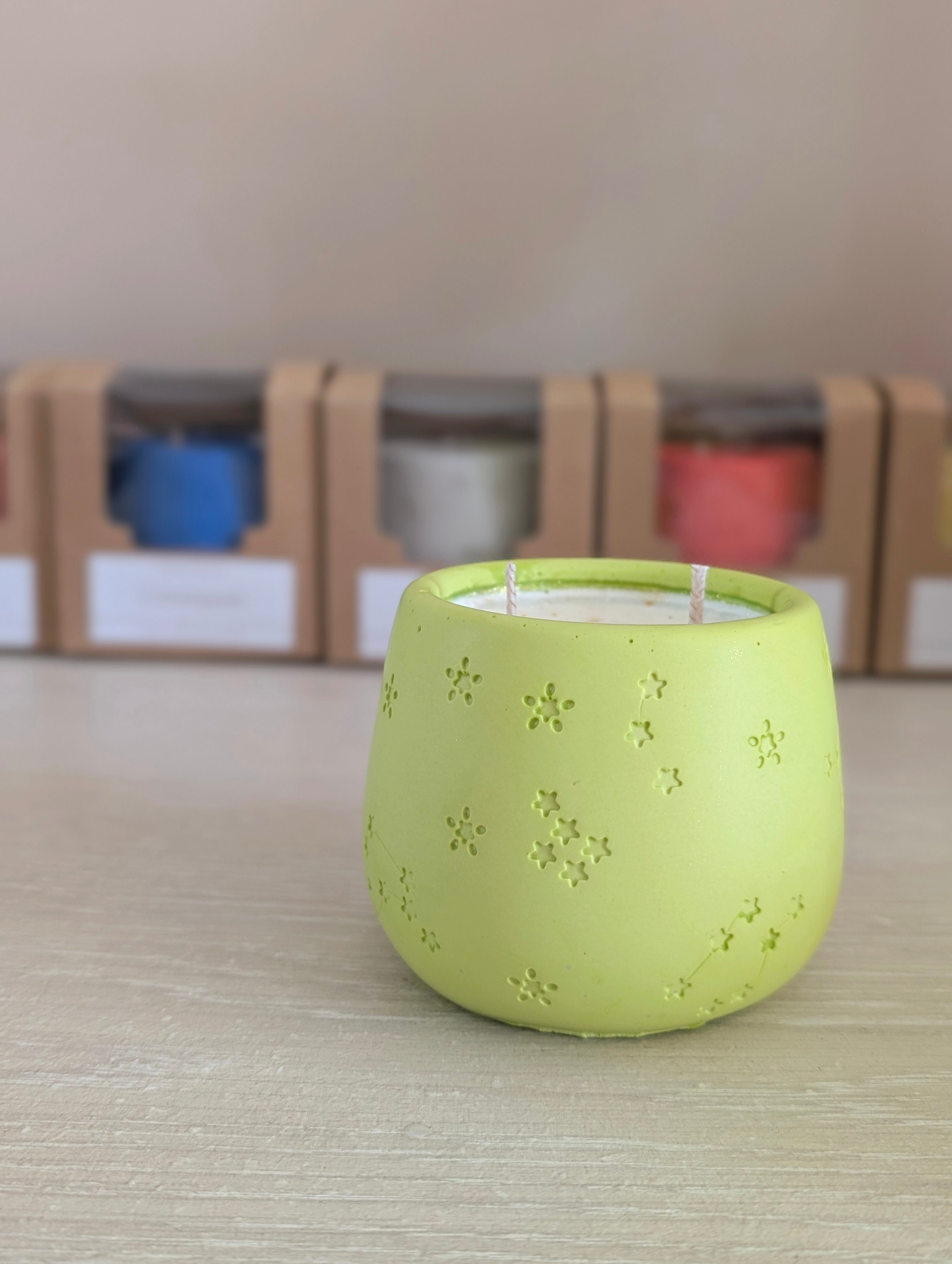 Bougie parfumée artisanale · Cire de soja · Pot en jesmonite • L'Alanguie