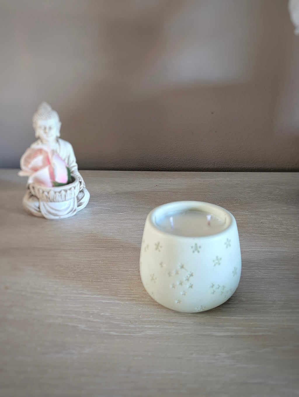 Bougie parfumée artisanale · Cire de soja · Pot en jesmonite • La Veloutée