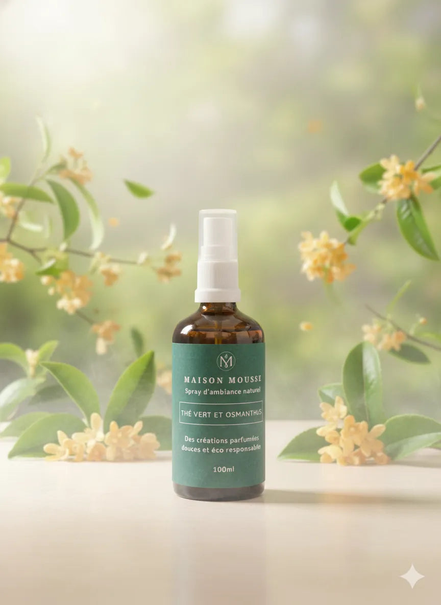 Spray thé vert et osmanthus sur une surface plane avec des fleurs d'Osmanthus en arrière plan