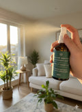 Parfum d'ambiance sans alcool thé vert et osmanthus maison mousse vaporisé dans un salon